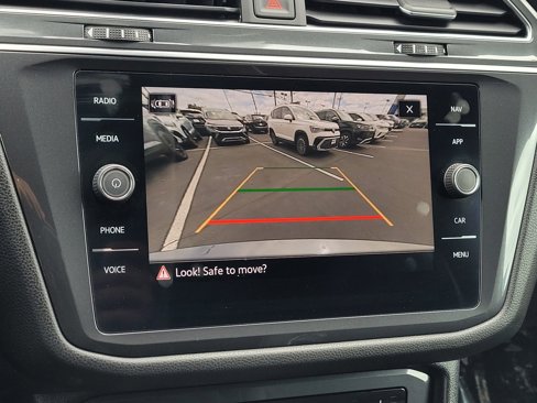 Certified 2022 Volkswagen Tiguan SEL R-Line image 16