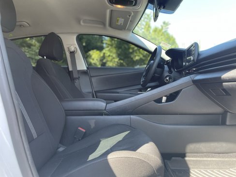 Used 2022 Hyundai Elantra SE image 16