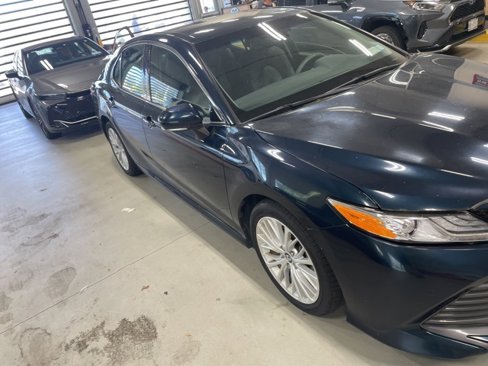 Used 2018 Toyota Camry XLE image 4
