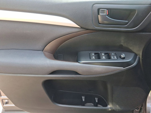 Used 2017 Toyota Highlander LE image 11