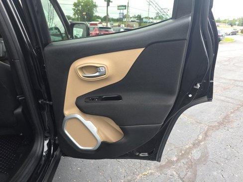 Used 2018 Jeep Renegade Latitude w/ Cold Weather Group image 36