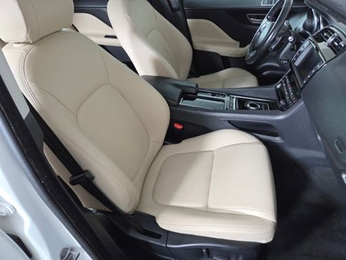 Used 2018 Jaguar F-PACE Premium image 30