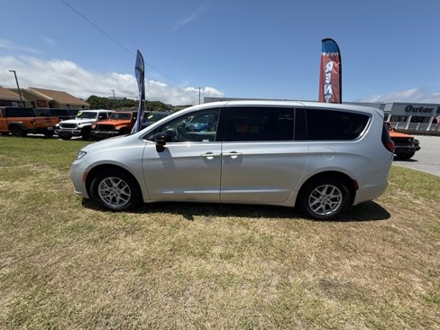 Used 2024 Chrysler Pacifica Touring-L image 3