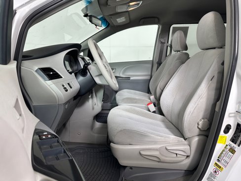 Used 2012 Toyota Sienna LE image 4