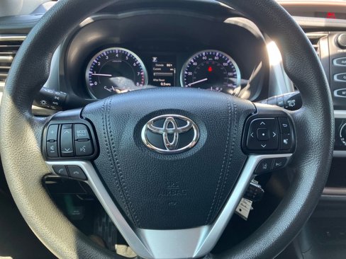 Used 2019 Toyota Highlander LE w/ Phone Cable & Charge Package image 17
