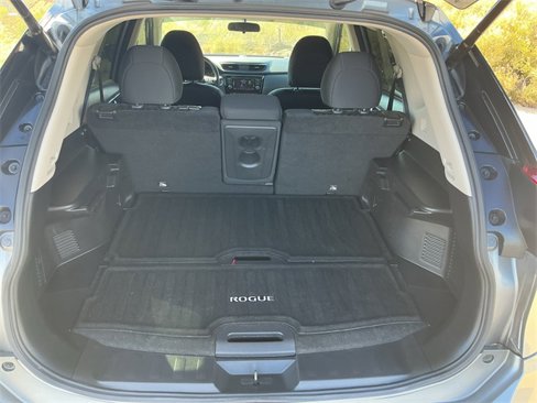 Used 2018 Nissan Rogue SV w/ Premium Package image 16