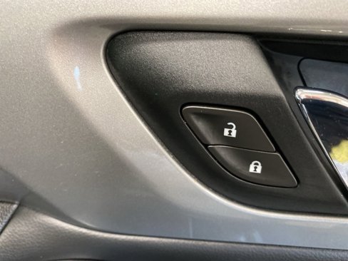 Used 2021 Chevrolet Traverse LT image 24