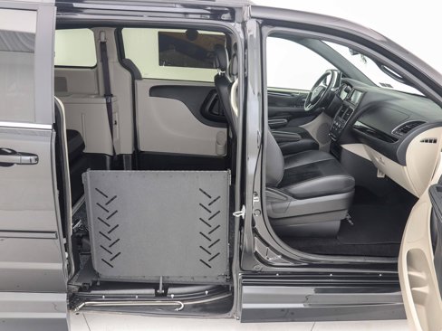 Used 2017 Dodge Grand Caravan SXT image 15