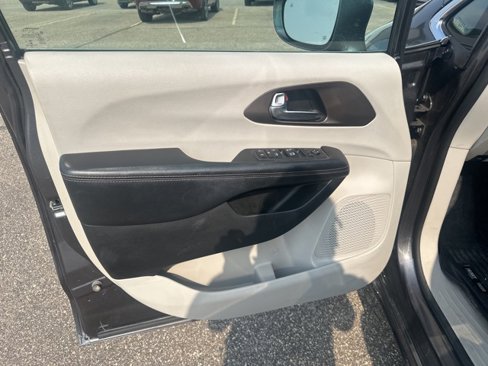 Used 2019 Chrysler Pacifica Touring-L image 16