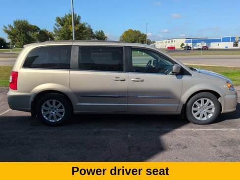 Used 2015 Chrysler Town & Country Touring image 8