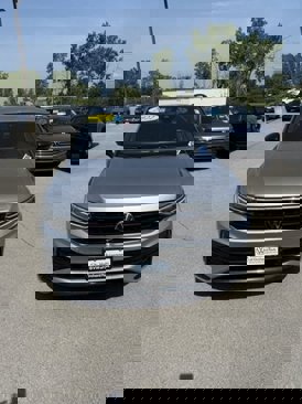 Certified 2022 Volkswagen Tiguan SE R-Line image 2