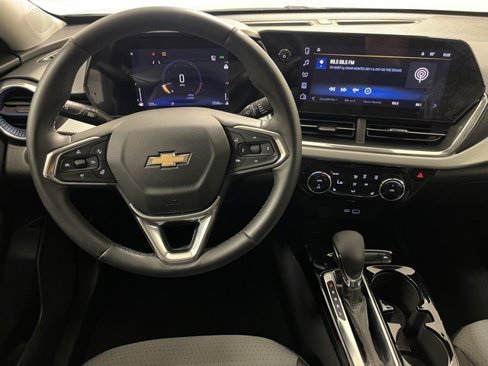 Used 2024 Chevrolet Trax LT w/ LT Convenience Package image 3