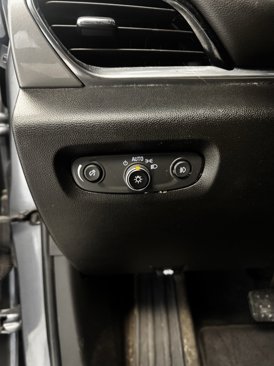 Used 2020 Chevrolet Traverse LT image 13