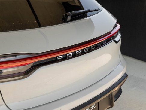 Certified 2022 Porsche Macan image 32
