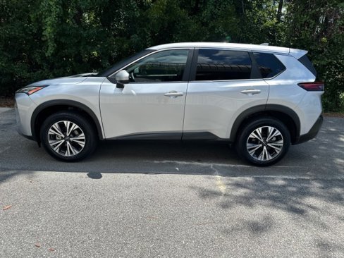 Used 2023 Nissan Rogue SV image 2