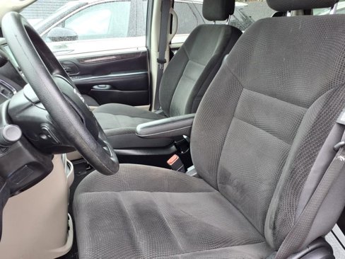 Used 2018 Dodge Grand Caravan SE w/ UConnect Hands-Free Group image 3
