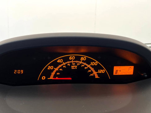 Used 2011 Toyota Yaris 4-Door Hatchback image 16