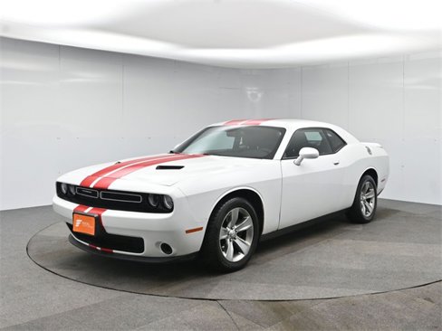 Used 2015 Dodge Challenger SXT image 1