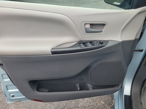 Used 2015 Toyota Sienna LE image 14