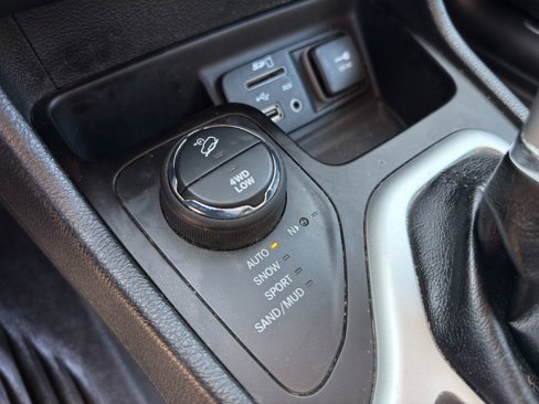 Used 2016 Jeep Cherokee Overland w/ Technology Group image 24
