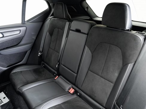 Used 2022 Volvo XC40 P8 Recharge Plus image 24