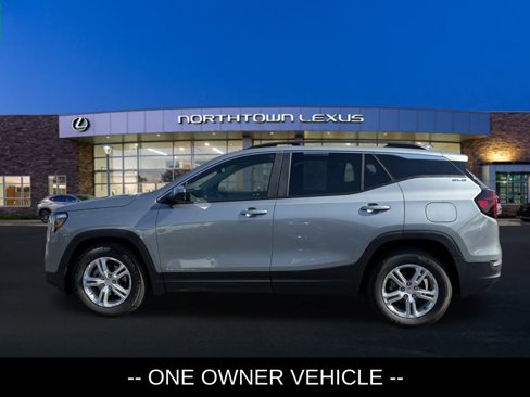 Used 2024 GMC Terrain SLE w/ Driver Convenience Package image 2