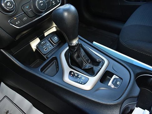 Used 2016 Jeep Cherokee Latitude w/ Comfort & Sound Group image 20