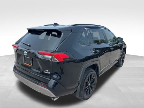 Used 2022 Toyota RAV4 SE image 3