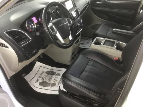 Used 2014 Chrysler Town & Country Touring image 8