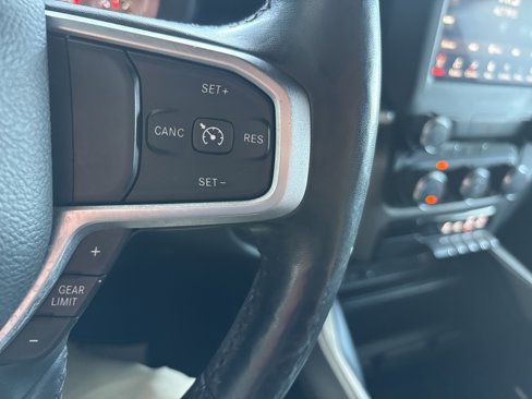 Used 2019 RAM 1500 4x4 Crew Cab image 11