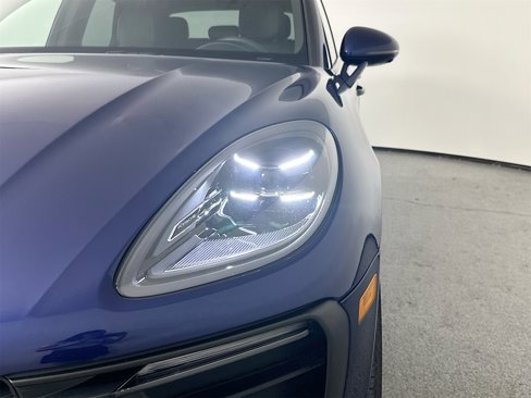 Certified 2025 Porsche Macan image 15
