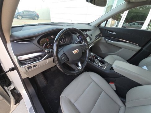Used 2019 Cadillac XT4 Luxury w/ Cold Weather Package image 11