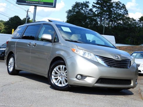 Used 2015 Toyota Sienna XLE image 7