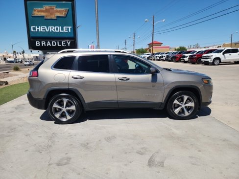 Used 2019 Jeep Cherokee Limited w/ Luxury Group image 3