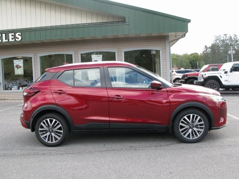 Used 2024 Nissan Kicks SV image 3