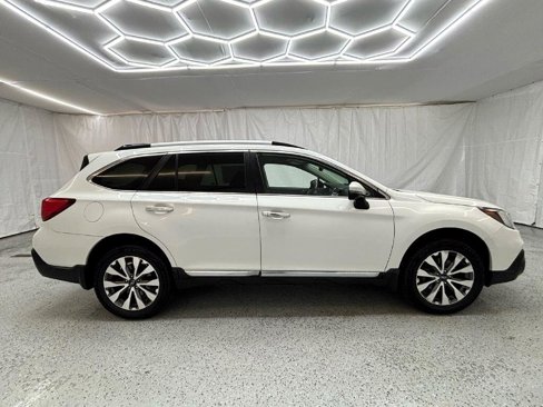 Used 2019 Subaru Outback 2.5i Touring image 2