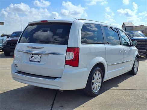 Used 2016 Chrysler Town & Country Touring image 2