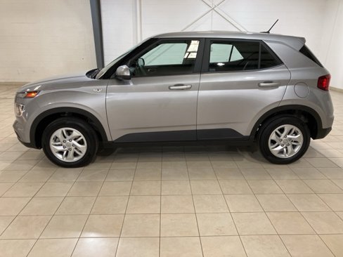 Used 2024 Hyundai Venue SE image 2