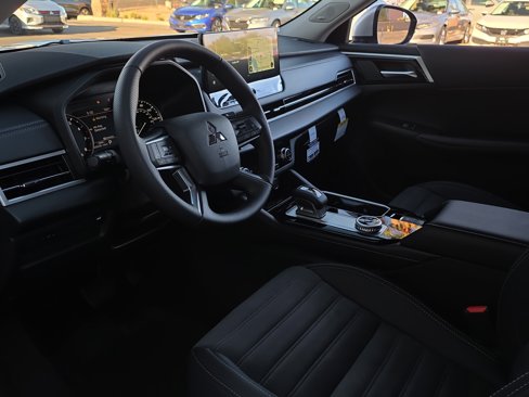 New 2025 Mitsubishi Outlander SE image 8