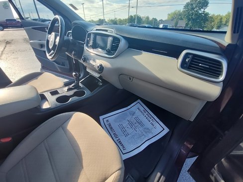 Used 2017 Kia Sorento LX w/ LX Convenience Package image 18