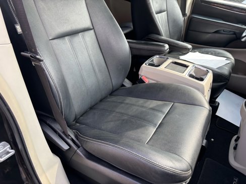 Used 2016 Chrysler Town & Country Touring image 19