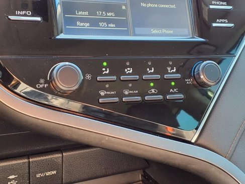 Used 2018 Toyota Camry LE image 11