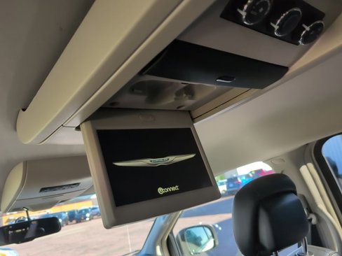 Used 2015 Chrysler Town & Country Touring image 26