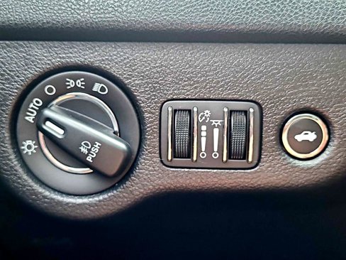 Used 2020 Chrysler 300 Limited image 21