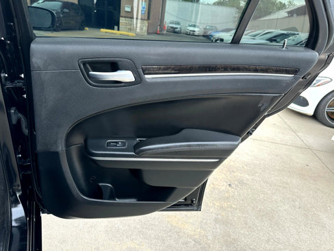 Used 2018 Chrysler 300 Limited image 23