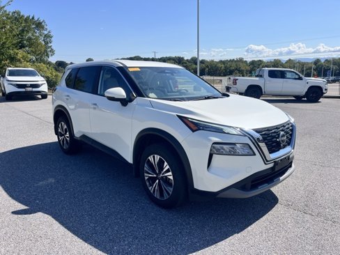 Used 2023 Nissan Rogue SV image 2