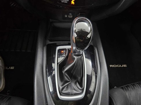 Used 2018 Nissan Rogue SV image 17