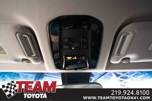 Used 2021 Toyota Venza LE image 18