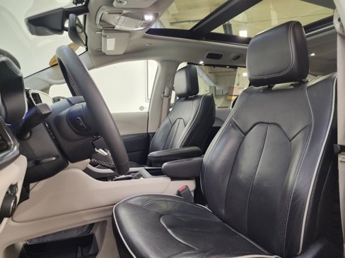 Used 2023 Chrysler Pacifica Limited image 4