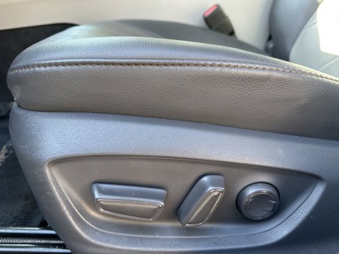 Used 2018 Toyota Camry XLE image 12